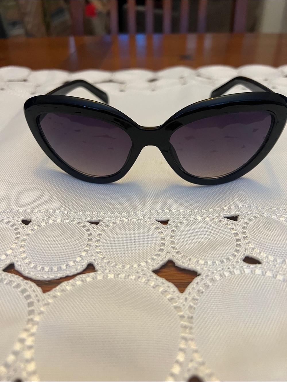 Elegant Black Cat-Eye Women's Sunglasses - Sleek Black Frame